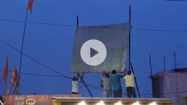 खंडवा नगर: जलेबी चौक पर निगम की टीम ने हटाया अवैध होर्डिंग, एसडीम, तहसीलदार व थाना प्रभारी रहे मौजूद