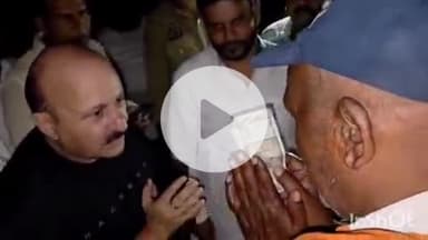 पलिया: लालजीपुरवा पहुंचे भाजपा विधायक ने मृतक किशोर के परिजनों से की मुलाकात, दी ₹50,000 की आर्थिक मदद