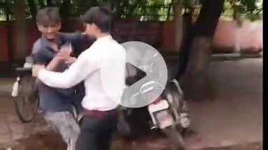 फिरोज़ाबाद: सरकारी ट्रामा सेंटर के बाहर घायल के परिजनों ने ई-रिक्शा चालक की सरेआम जमकर पिटाई की, लाइव वीडियो हुआ वायरल