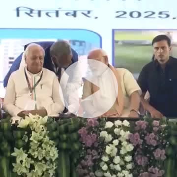 बिहार पूर्णिया मंच से एक बेहद खूबसूरत तस्वीर आ रही है पप्पू यादव जी को अपनों नें मंच पे जहग तक नहीं दिया था राहुल गांधी और तेजस्वी यादव  और यहाँ मोदी जी भरी मंच पे उनका हाल समाचार जाना और मंच पे जगह दिया गया | |