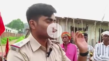 धुरकी: सरकारी जमीन पर जबरन घर बनाने को लेकर ग्रामीणों का धरना प्रदर्शन