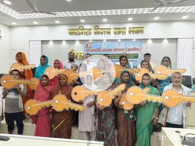 बेगूसराय: कारगिल भवन में आवास पूर्ण कर चुके लाभुकों के बीच प्रतीकात्मक चाभी वितरित, सहायक समाहर्ता रहे मौजूद