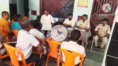 गोरौल: दुर्गा पूजा को लेकर गोरौल थाना परिसर में शांति समिति की बैठक की गई