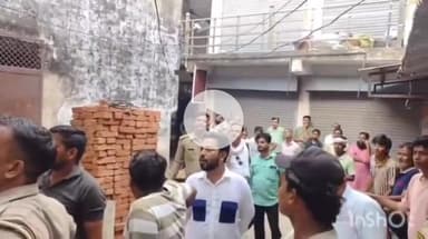 इटावा: पक्की सराय शरीफ मार्केट में बिजली विभाग की विजिलेंस टीम ने मारा छापा, छतों पर 50 केबिल कटी मिली, फिर भी टीम बेरंग लौटी