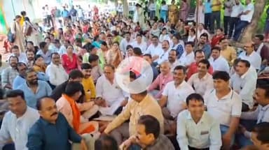 झांसी: राष्ट्रीय शैक्षिक महासंघ ने टीईटी परीक्षा की अनिवार्यता समाप्त करने की मांग को लेकर शिक्षा भवन में किया प्रदर्शन