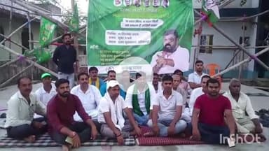 मुंगेर: बाढ़ पीड़ितों की समस्या को लेकर राजद नेता का बरियारपुर प्रखंड में अनिश्चितकालीन अनशन