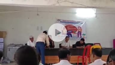 रफीगंज: रफीगंज प्रखंड मुख्यालय के बहुउद्देशीय भवन में विशेष गहन पुनरीक्षण कार्यक्रम को लेकर हुई बैठक