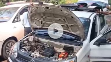 झंडूता: टैक्सी ड्राइवर की गाड़ी में घुसा ढाई फीट का सांप, सवारियों को सुरक्षित निकालने के बाद 2 घंटे की मशक्कत रही नाकाम