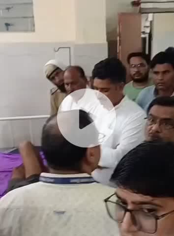 अलवर: जिला अस्पताल में भर्ती कार्यकर्ता का हाल जानने पहुंचे नेता प्रतिपक्ष टीकाराम जूली