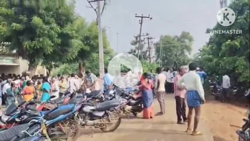 కేతేపల్లి: కేతేపల్లి మండలంలోని సహకార బ్యాంకు వద్ద యూరియా కోసం బారులు తీరిన రైతులు
