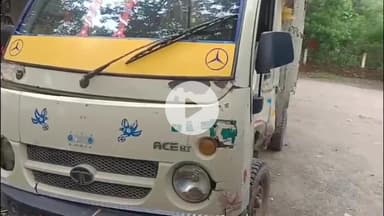 हवाई पट्टी रोड पर एंबुलेंस ने खड़े लोडर को मारी टक्कर, लोडर क्षतिग्रस्त, मामला थाने पहुंचा