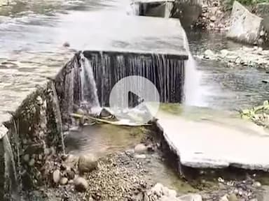 ਧਾਰ ਕਲਾਂ: ਬਲਾਕ ਧਾਰ ਦੇ ਪਿੰਡ ਦਰੰਖੜ ਵਿਖੇ ਹੜਾਂ ਨਾਲ ਟੁੱਟੀ ਪੁਲੀ ਨੂੰ ਲੈ ਕੇ ਲੋਕਾਂ ਜਤਾਇਆ ਰੋਸ 40 ਤੋਂ ਵੱਧ ਪਿੰਡਾਂ ਨੂੰ ਆਪਸ ਵਿੱਚ ਜੋੜਦੀ ਹੈ ਪੁਲੀ