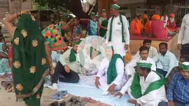 शाहजहांपुर: खिरनी बाग मैदान में भारतीय किसान यूनियन ने आवारा पशुओं को पकड़वाने समेत 6 मांगों को लेकर किया धरना प्रदर्शन, ज्ञापन दिया