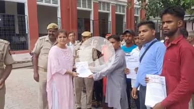 शाहजहांपुर: कलेक्ट्रेट में आजाद अधिकार सेना ने लखनऊ में राष्ट्रीय अध्यक्ष पर दर्ज FIR खत्म कराने की मांग को लेकर दिया ज्ञापन