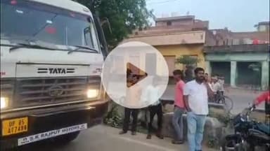 फिरोज़ाबाद: जलेसर रोड झील की पुलिया के पास तेज रफ्तार डंपर ने बिजली के पोल को तोड़ा, इलाके की बिजली हुई गुल