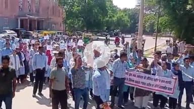 बीकानेर: पीबीएम विवाद को लेकर नर्सिंग ऑफिसर ने जिला कलेक्ट्रेट तक निकाली शव यात्रा