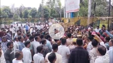 भीलवाड़ा: कमलेश सुथार हत्याकांड में जमीनी स्तर पर जांच की मांग को लेकर जांगिड़ समाज के लोगों ने कलेक्ट्रेट में किया प्रदर्शन