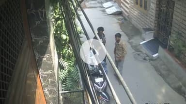 ਅੰਮ੍ਰਿਤਸਰ 2: ਕੋਟ ਖਾਲਸਾ ਇਲਾਕੇ ਦੀ ਰਾਮ ਨਗਰ ਕਲੋਨੀ ਦੀ ਗਲੀ ‘ਚ ਨੌਜਵਾਨਾਂ ਵੱਲੋਂ ਸ਼ਰੇਆਮ ਨਸ਼ੇ ਦੀ ਖਰੀਦੋ-ਫਰੋਖਤ, ਸੀਸੀਟੀਵੀ ‘ਚ ਕੈਦ ਮਾਮਲਾ