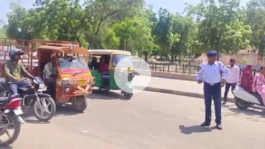 बीकानेर: पब्लिक पार्क के तीन गेट में से एक गेट में फंसा ट्रैक्टर, एक टूटा, यातायात हुआ बाधित