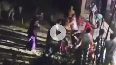 मथुरा: मथुरा में घर के सामने गाड़ी खड़ी करने को लेकर दो पक्षों में जमकर चले लाठी-डंडे