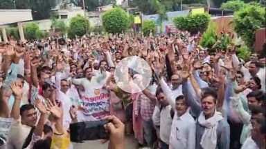 कोल: टीईटी अनिवार्यता के विरोध में कलेक्ट्रेट में शिक्षकों ने किया उग्र प्रदर्शन, फैसला वापस न लेने पर आंदोलन की दी चेतावनी