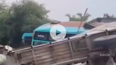 महू सिमरोल थाना क्षेत्र के भेरू घाट पर सड़क हादसा, बस से टकराकर पलटा आईसर वाहन