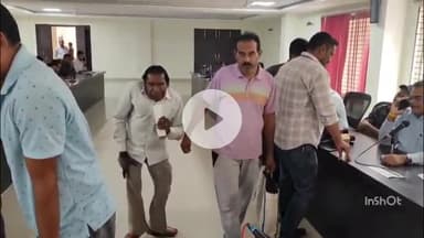 अपनी शिकायत लेकर पहुंचे विकलांग व्यक्ति के लिए एसडीएम ने तुरंत बैठने की व्यवस्था की और शिकायत सुनी