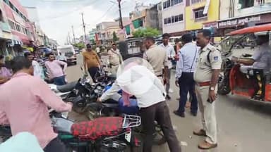 बीना: सर्वोदय चौराहे पर नो पार्किंग में खड़े वाहन चालकों पर कार्रवाई, पुलिस ने हिदायत के साथ काटे चालान