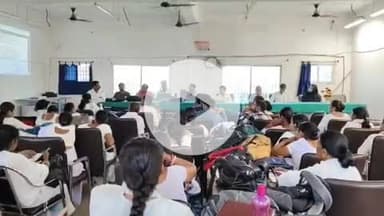 झाझा: झाझा प्रखंड कार्यालय के सभागार में स्वास्थ्यकर्मियों को विशेष टीकाकरण अभियान के लिए दिया गया प्रशिक्षण