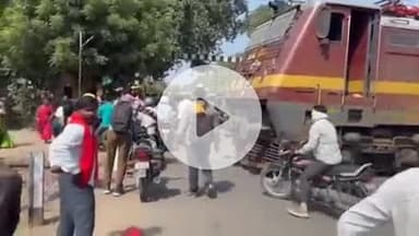 झांसी: हंसारी रेलवे क्रॉसिंग पर खजुराहो-उदयपुर इंटरसिटी एक्सप्रेस का इंजन फेल, लगा लंबा जाम