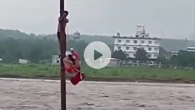 देहरादून: उफनती टोंस नदी में बीचोबीच बिजली के खंभे को पकड़कर घंटों लटका रहा शख्स, कड़ी मशक्कत के बाद किया गया रेस्क्यू