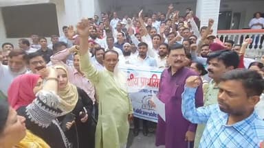 रामपुर: मंगलवार को कलेक्ट्रेट में शिक्षकों ने TET के विरोध में प्रदर्शन कर प्रधानमंत्री के नाम प्रशासन को ज्ञापन सौंपा