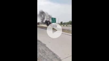 झांसी: झांसी खजुराहो के नेशनल हाईवे पर एक कार में लगी आग, वीडियो हुआ वायरल