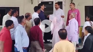 झांसी: सकलैनाबाद के गुस्साए लोगों ने जलकर बिल ज्यादा आने पर जिलाधिकारी को दिया पत्र, कहा- बिल में जल्द हो संशोधन