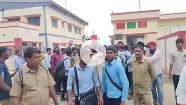 शाहजहांपुर: शाहजहांपुर में ई-बसों का संचालन ठप, कंडक्टरों और चालकों ने किया प्रदर्शन