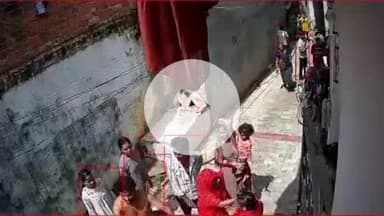 झांसी: दतिया गेट के बाहर 2 पड़ोसियों के बीच हुई मारपीट, घटना CCTV में कैद, वीडियो हुआ वायरल, पुलिस जांच में जुटी