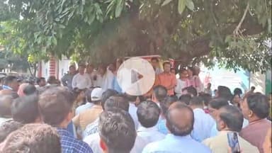 इटावा: यूपी प्राथमिक शिक्षक संघ ने टीईटी की अनिवार्यता समाप्त करने की मांग को लेकर कलेक्ट्रेट में किया विरोध प्रदर्शन