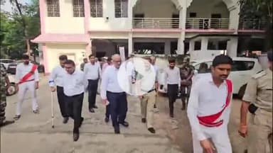 गिरिडीह: डीसी रामनिवास यादव ने जिला एवं सत्र न्यायाधीश के बुलावे पर व्यवहार न्यायालय पहुंचकर कार्यों का निरीक्षण किया