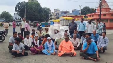 खंडवा नगर: मां नवचंडी के महंत बाबा गंगाराम धरने पर बैठे, नगर निगम द्वारा बन रही दुकान का किया विरोध