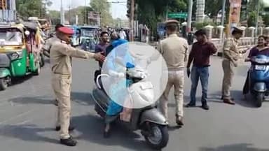 झांसी: इलाइट चौराहे पर RTO और यातायात विभाग ने चलाया चेकिंग अभियान, पुलिस को देख भागे दो पहिया वाहन चालक