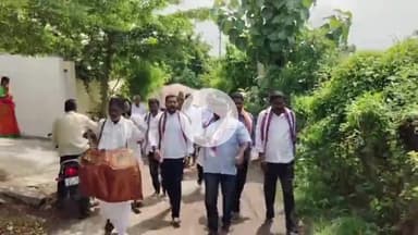 ఇల్లందకుంట: మండల కేంద్రంలో శ్రీ సీతారామచంద్రస్వామి గ్రామ దేవాలయంలో శ్రీకృష్ణ జన్మాష్టమి సందర్భంగా ప్రత్యేక పూజలు స్వామివారి ఊరేగింపు