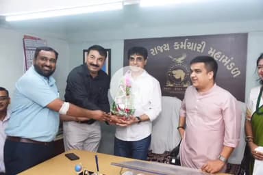 ગાંધીનગર: જુના સચિવાલય ખાતે આયોજિત નમો રક્તદાન કેમ્પની મુલાકાત ગૃહ રાજ્ય મંત્રી હર્ષ સંઘવી દ્વારા લેવાઈ