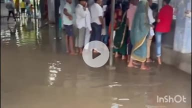 नवादा: नवादा के सदर अस्पताल के दवा काउंटर रजिस्ट्रेशन काउंटर पर जल जमाव से आम लोगों को हो रही समस्या #jansamasya