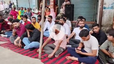 मुज़फ्फरनगर: शिव मंदिर पर अवैध कब्ज़े के खिलाफ धरना, हिंदू संगठन ने कहा- मुस्लिम कबाड़ियों ने मंदिर की जमीन पर किया कब्जा