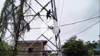 बेगूसराय: रचियाही गांव में युवक अचानक बिजली के टावर पर चढ़ा, घंटों तक किया हाई वोल्टेज ड्रामा