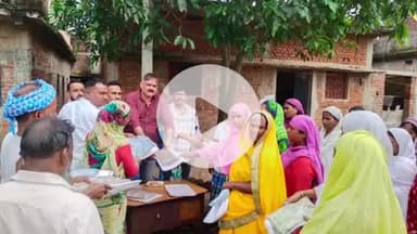 चौपारण: झापा पंचायत के परसावा गांव में धोती, साड़ी और लुंगी का वितरण, ग्रामीणों में खुशी