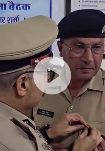 बाड़मेर: DGP राजीव शर्मा ने पुलिस अधीक्षक नरेंद्र सिंह मीणा की पीठ थपथपाई, सराहनीय कार्य करने पर दिया सेना मेडल