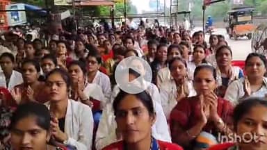 दुर्ग: एनएचएम कर्मियों द्वारा गांधी पुतला के पास करीब 16 दिनों से चल रहा है प्रदर्शन