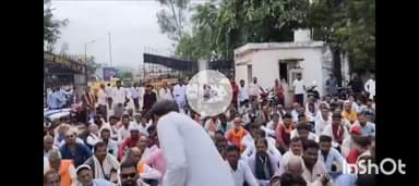 बेमेतरा: बिजली समस्या को लेकर बिटकुली, झिरिया, मऊ सहित अन्य गांव के ग्रामीण कलेक्ट्रेट परिसर पर धरने पर बैठे हैं