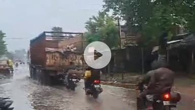 कुमारखंड: कुमारखंड में मूसलाधार बारिश से सड़कों पर जलजमाव, ब्लॉक और अस्पताल के पास बना झील जैसा नज़ारा